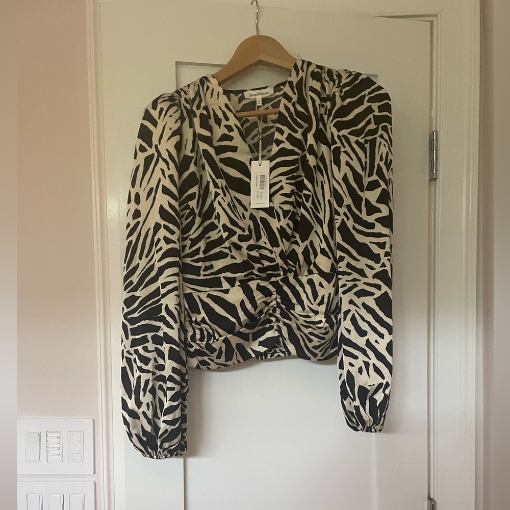 Heartloom at South Moon Under cropped ruched black and white print blouse. NWT